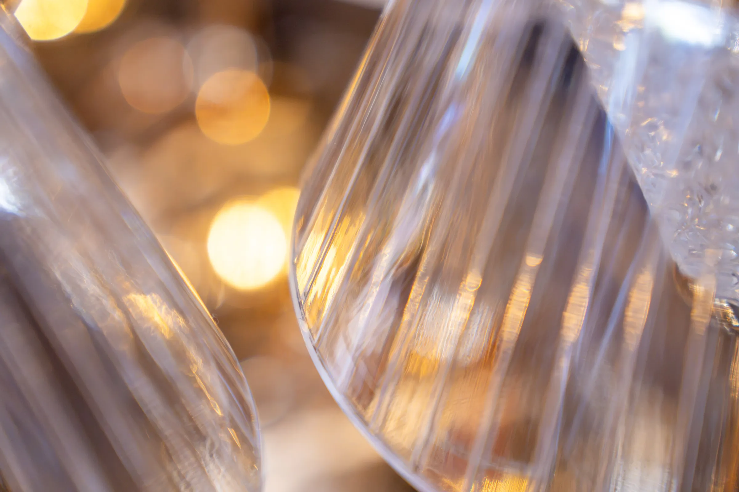 Verres ciselés et lumières chaudes en arrière-plan